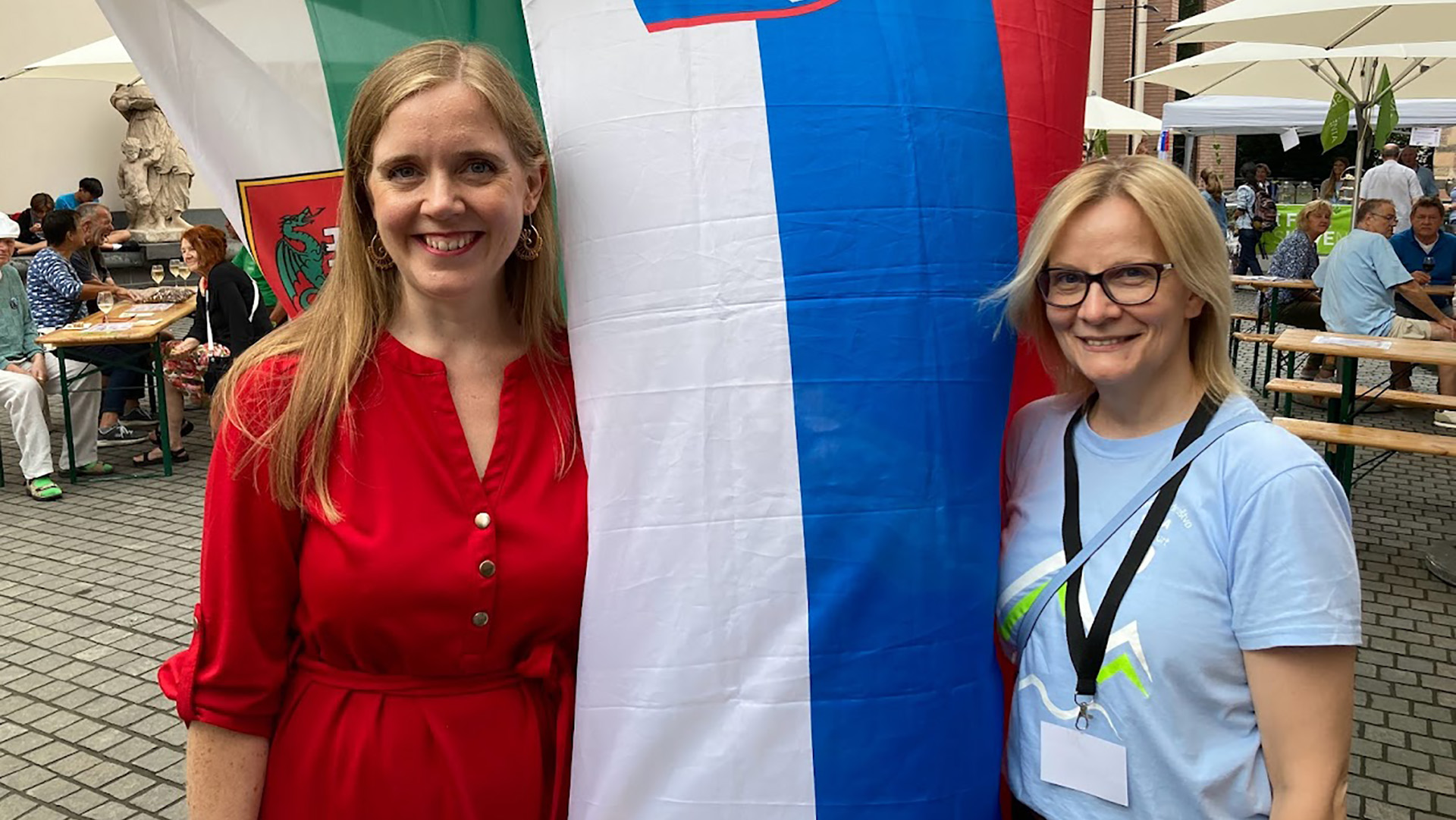 Marie und Tanja von Sava e.V. mit der slowenischen Flagge